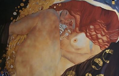 Gustav Klimt - Bild Danae. Dieses Jugendstil Bild ist sehr ästhetisch. Es zeigt eine schlafende nackte Frau mit langem gewellten roten Haaren, umrahmt von transparentem Stoff und goldenen Jugendstil Ornamenten.